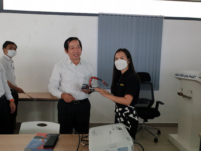 Hướng dẫn bán hàng và giới thiệu cẩu tự hành PALFINGER tại đại lý xe tải Hyundai- Nguyên Gia Phát