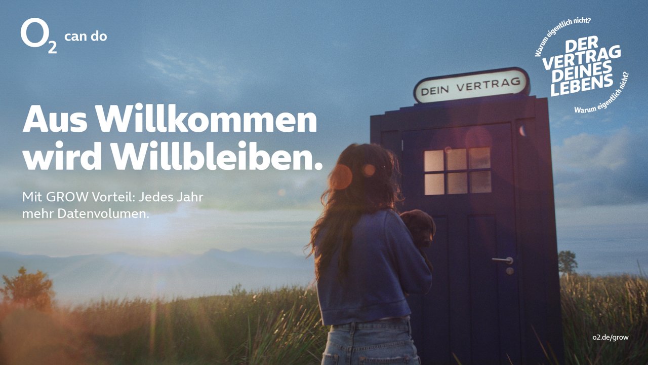 Eine Frau steht mit einem kleinen Welpen auf einer Wiese vor einer blauen Tür mit der Aufschrift „DEIN VERTRAG“. Im Himmel ist der Slogan „Aus Willkommen wird Willbleiben.“ sowie ein Hinweis auf den O₂ GROW Vorteil zu sehen.