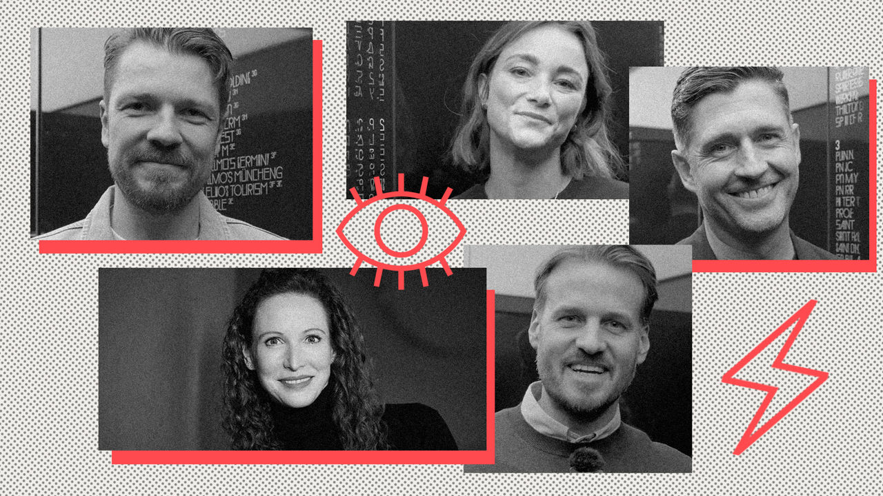 Schwarz-weiße Collage aus fünf Porträtfotos von Personen vor einem gemusterten Hintergrund mit roten grafischen Elementen wie einem Auge und einem Blitz.