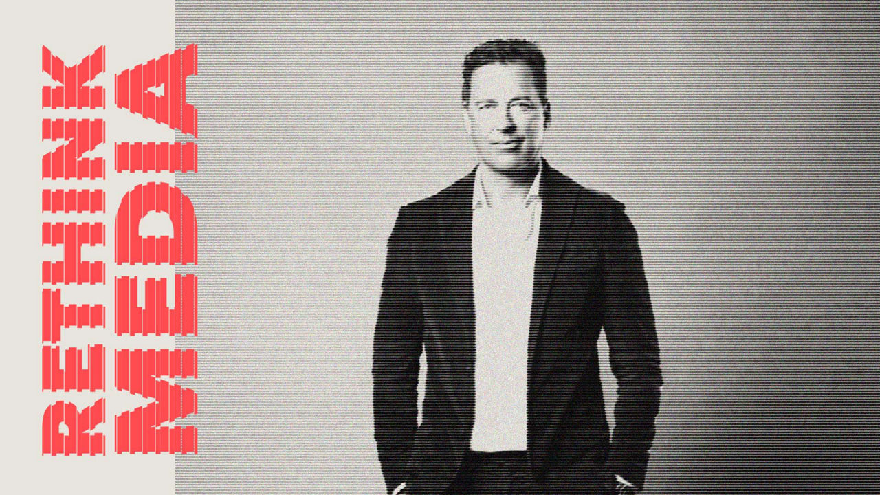 Schwarz-weißes Porträt von Matthias Brüll im Anzug neben einem großen roten Schriftzug „RETHINK MEDIA“.