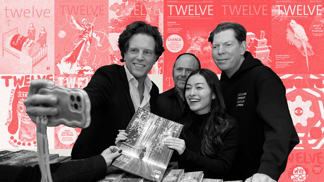 Vier Personen machen gemeinsam ein Selfie, während sie ein Exemplar des Magazins TWELVE in die Kamera halten. Im Hintergrund ist eine rote Collage aus verschiedenen TWELVE Magazincovern zu sehen.