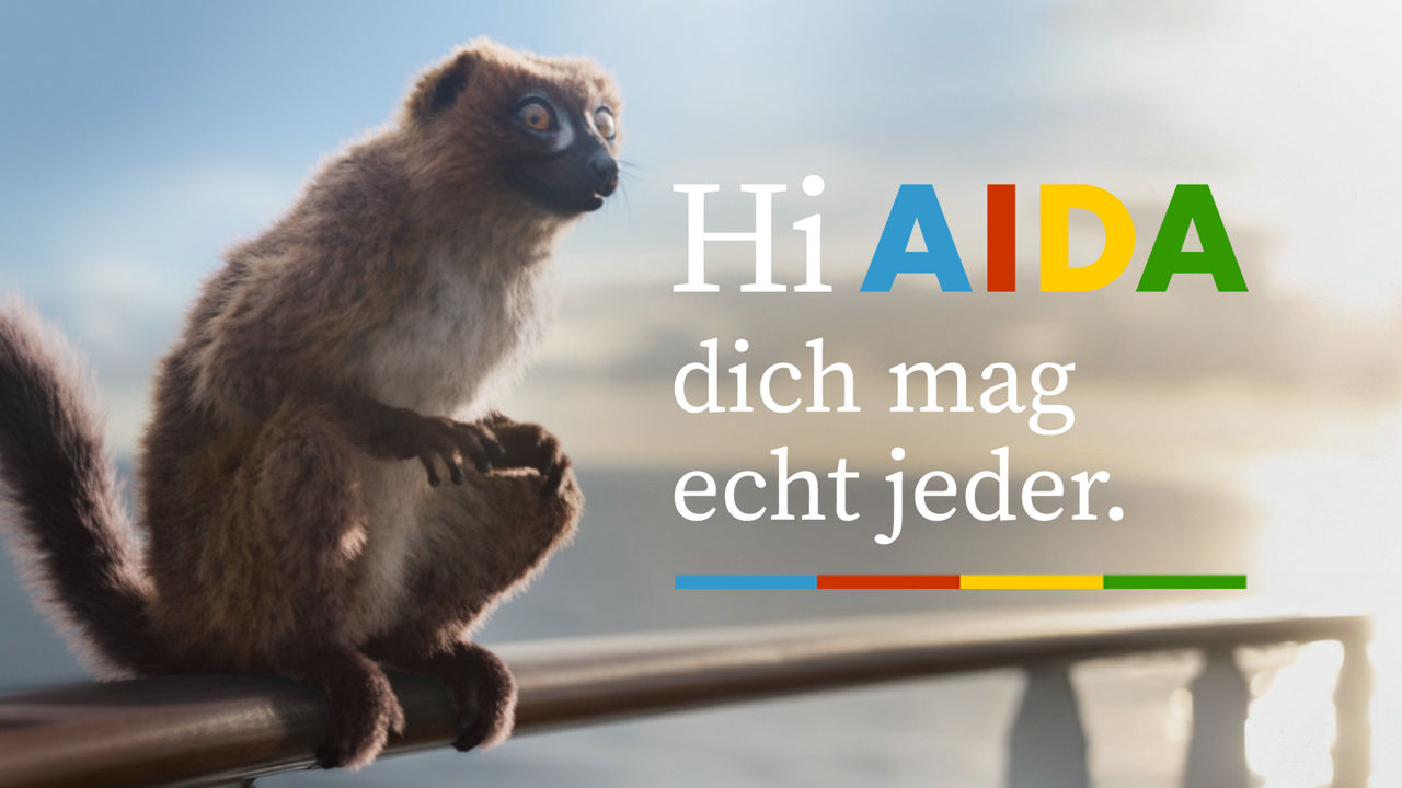 Halbtotale eines Lemuren vor unscharfem Himmel. Daneben der Text: ‚Hi AIDA – dich mag echt jeder.‘