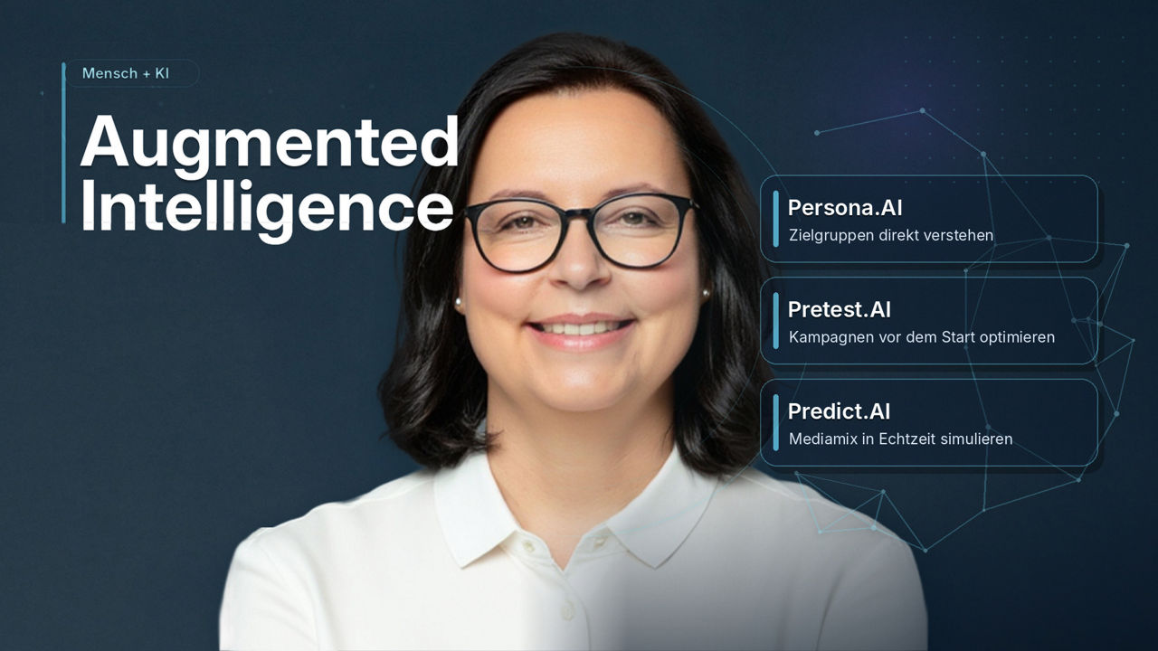 Porträt einer lächelnden Person mit Brille vor blauem Hintergrund, daneben der Schriftzug „Augmented Intelligence“ sowie Hinweise zu KI-Anwendungen (Persona.AI, Pretest.AI, Predict.AI).