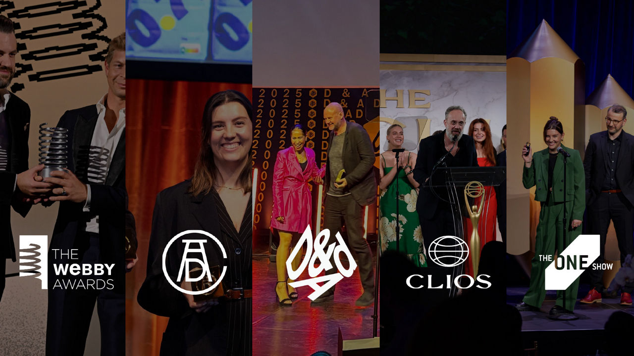 Das Bild zeigt Menschen auf der Bühne bei den Webby Awards, ADC Awards, D&AD Awards, Clio Awards und The One Show. Jede Szene feiert kreative Exzellenz in Werbung und Kommunikation. Im Vordergrund: lachende Gewinner:innen mit Trophäen.