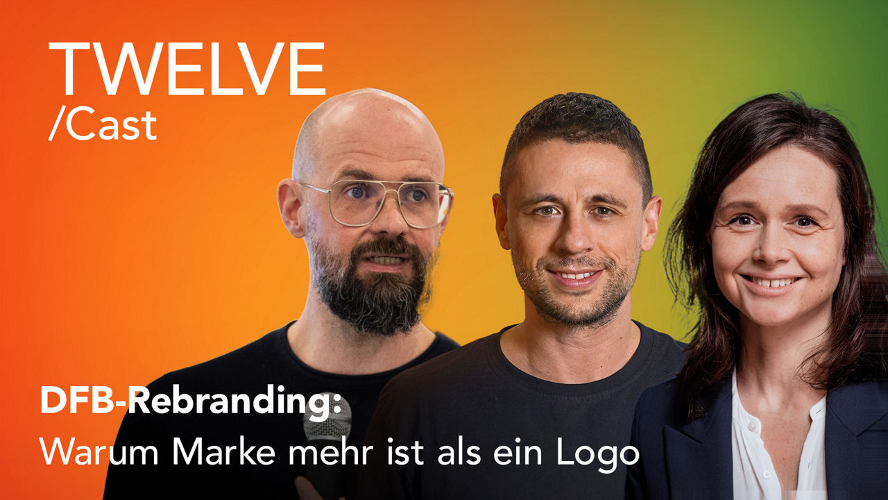 Drei Porträts von Personen vor orange-grünem Hintergrund neben dem Text „TWELVE/CAST“ und „DFB-Rebranding: Warum Marke mehr ist als ein Logo“.