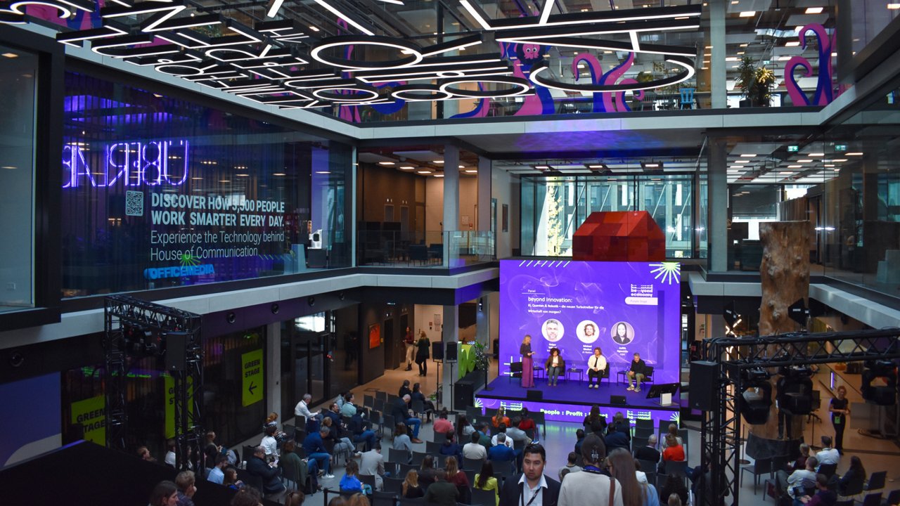 Das überlab Gebäude in München beim Beyond Economy Festival