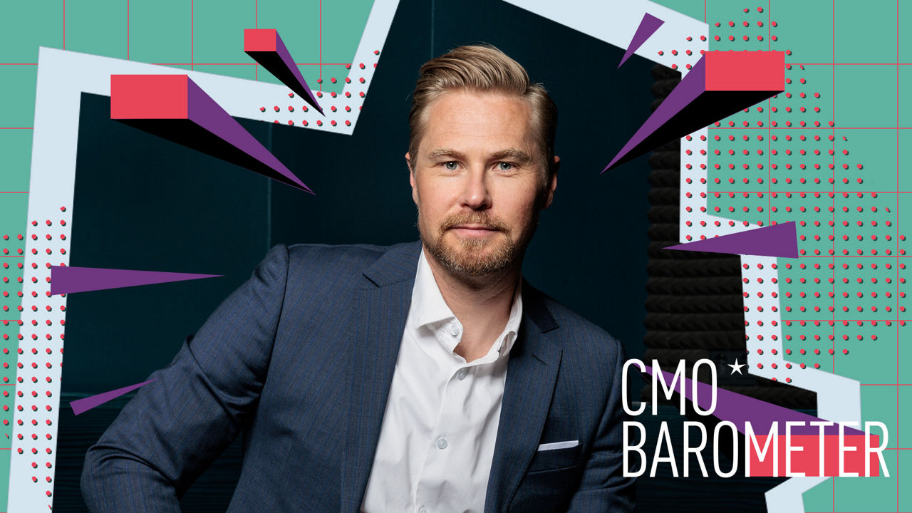 Porträt Felix Bartels im blauen Anzug vor einem grafisch gestalteten Hintergrund mit dynamischen, bunt illustrierten Formen. Rechts im Bild steht der Schriftzug „CMO Barometer“.