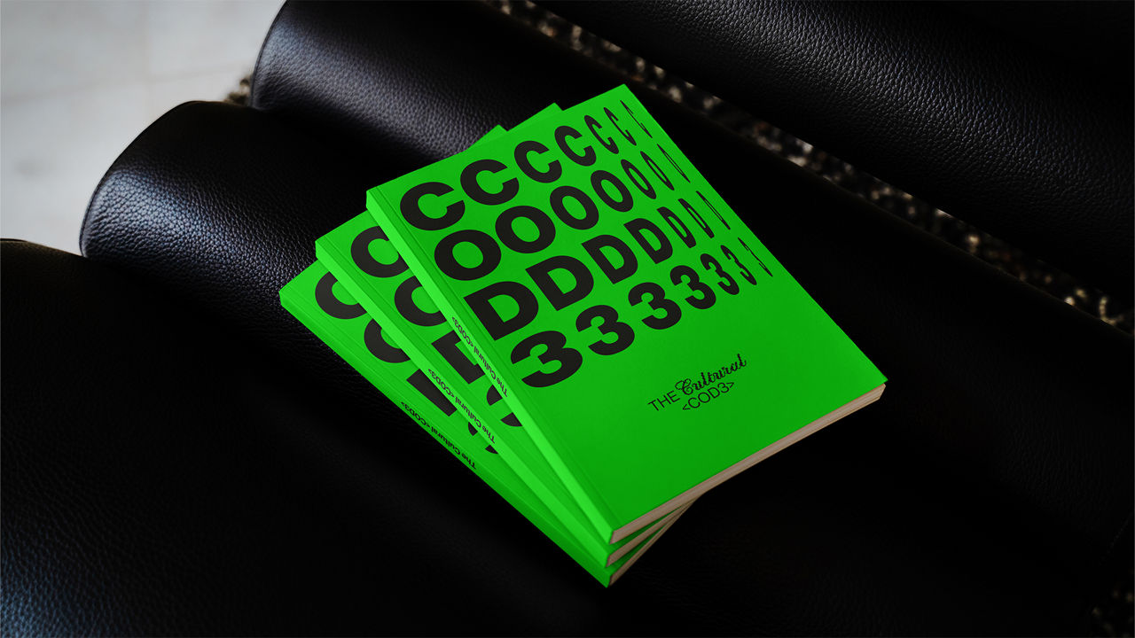 Mehrere neon-grüne Bücher mit schwarzer Typografie liegen auf einer schwarzen Ledersitzfläche.