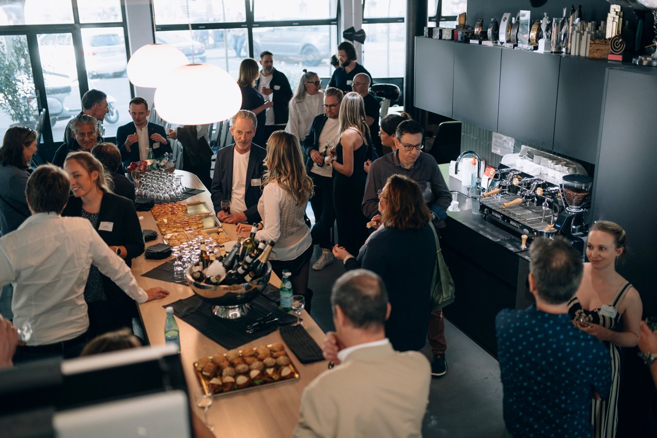 Bild der marken-Roadshow mit Teilnehmerinnen beim Apéro