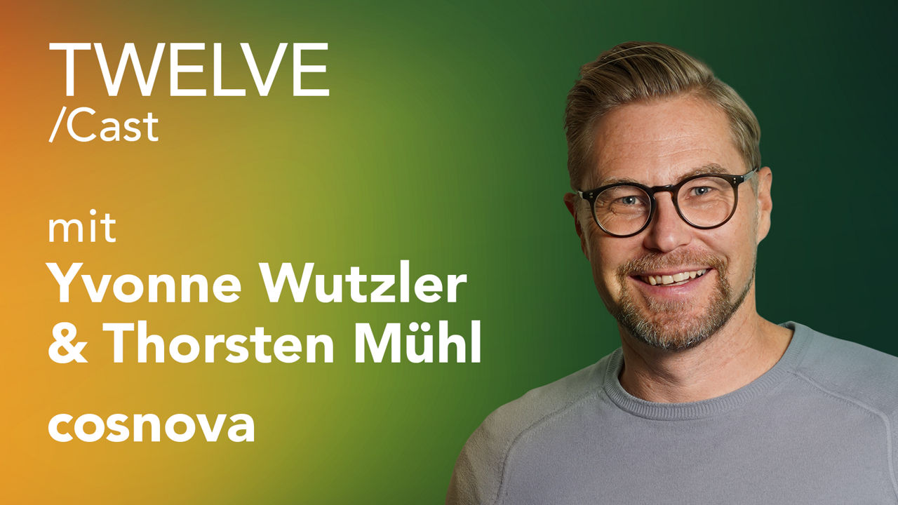Portrait von Felix Bartels CMO Serviceplan Group mit Brille und kurzem Bart, lächelnd vor einem verlaufenden Hintergrund in Orange, Gelb und Grün. Links im Bild steht in weißer Schrift: „TWELVE /Cast mit Yvonne Wutzler & Thorsten Mühl, cosnova“.