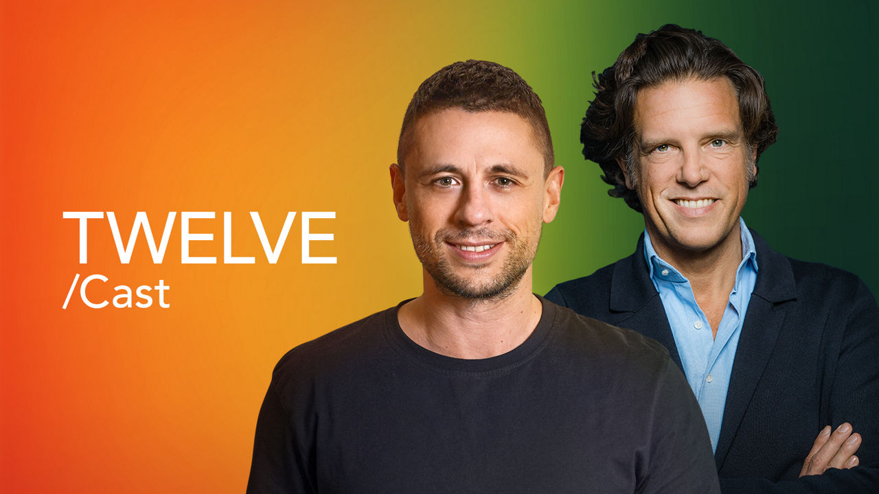 Zwei Männer (Benjamin Majeron und Florian Haller) stehen nebeneinander vor einem orange-grünen Farbverlauf und lächeln in die Kamera. Links steht der Schriftzug „Twelve /Cast“.