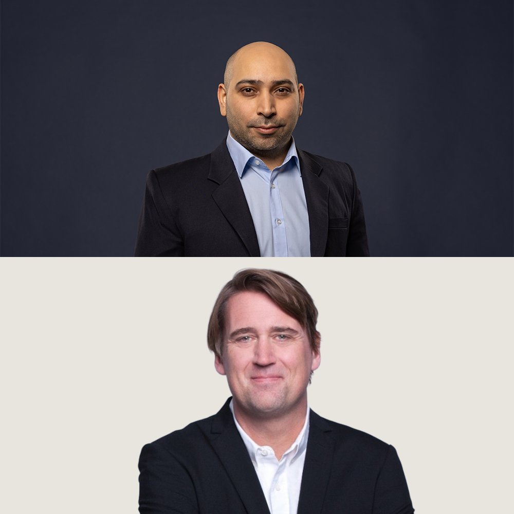 Zweiteiliges Bild: Oben ein glatzköpfiger Mann mit kurzem Bart, hellem Hemd und dunklem Sakko vor dunklem Hintergrund. Unten ein Mann mit mittellangen, seitlich fallenden Haaren, hellem Hemd und dunklem Sakko vor hellem Hintergrund. Beide blicken lächelnd in die Kamera.