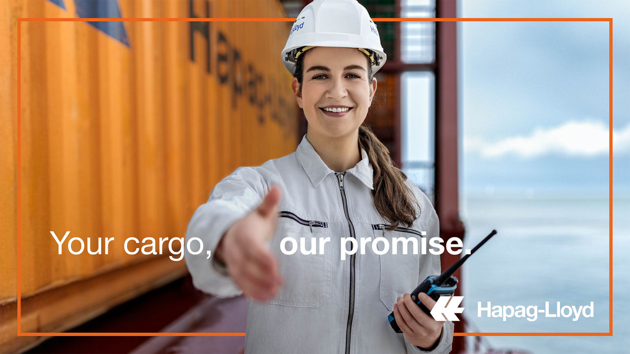 Person mit Schutzhelm steht vor einem Container und reicht die Hand; Text: ‚Your cargo, our promise.‘ sowie Logo ‚Hapag-Lloyd‘.
