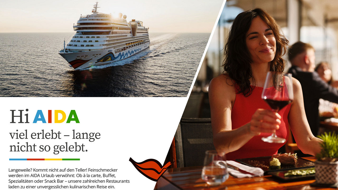 Ein Kreuzfahrtschiff der AIDA-Flotte fährt bei Sonnenuntergang über das Meer. Daneben sitzt eine elegant gekleidete Frau an einem Tisch in einem Restaurant, lächelt und hält ein Glas Rotwein hoch. Auf dem Bild steht der Text: „Hi AIDA – viel erlebt – lange nicht so gelebt.“ Darunter wird auf die kulinarische Vielfalt an Bord verwiesen.