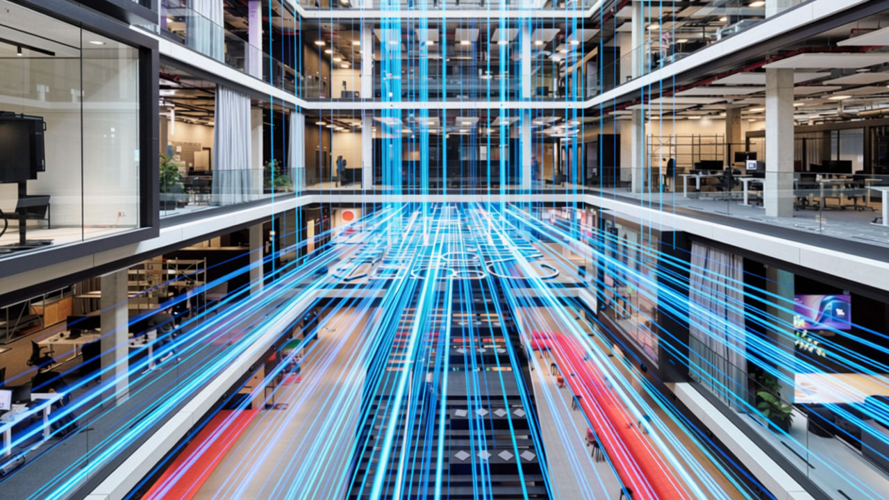 Moderner, offener Büro-Innenhof mit mehreren Etagen aus Glas und Stahl. Über dem Boden verlaufen dynamische, blaue Lichtlinien, die einen digitalen Datenfluss darstellen.