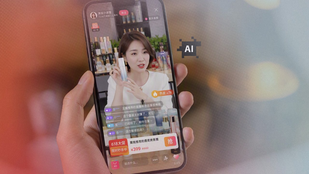Eine Hand hält ein Smartphone mit einer Livestream-Shopping-Anwendung. Auf dem Bildschirm präsentiert eine Person ein Kosmetikprodukt, während Kommentare, Reaktionen und Kaufoptionen eingeblendet werden.