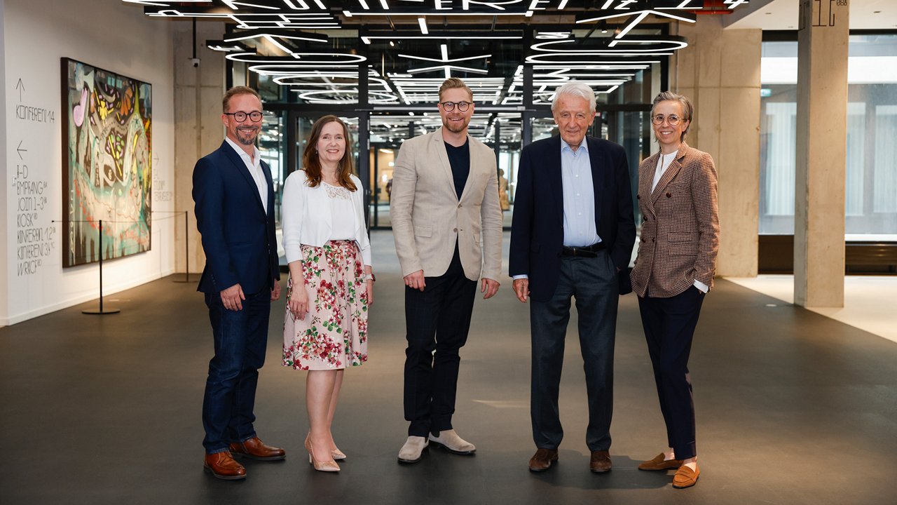 v.l.n.r.: Harald Schuster (Head of Marketing Science Central Europe GfK), Petra Süptitz (Director Marketing & Consumer Intelligence GfK), Felix Bartels (CMO Serviceplan Group), Dr. Peter Haller (Serviceplan-Gründer), Barbara Evans (Managing Partner Mediaplus Group)