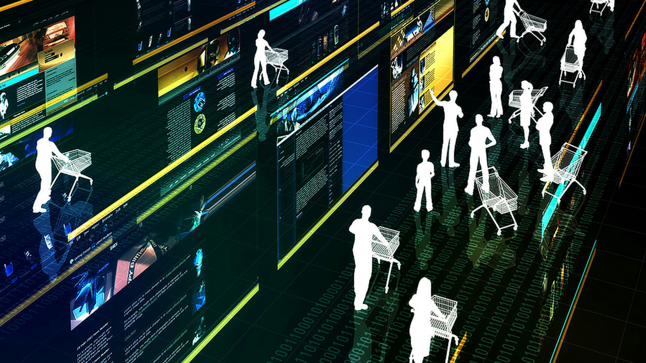 Grafische Darstellung einer digitalen Einkaufswelt mit zahlreichen Bildschirmflächen, Produktdarstellungen und Datenvisualisierungen. Weiße Silhouetten von Personen bewegen sich mit Einkaufswagen durch die virtuelle Umgebung. Der Boden ist mit binären Zahlenfolgen und Rasterlinien gestaltet. Die Illustration symbolisiert digitales Konsumverhalten, Online-Handel und die Analyse von Kund:innendaten.
