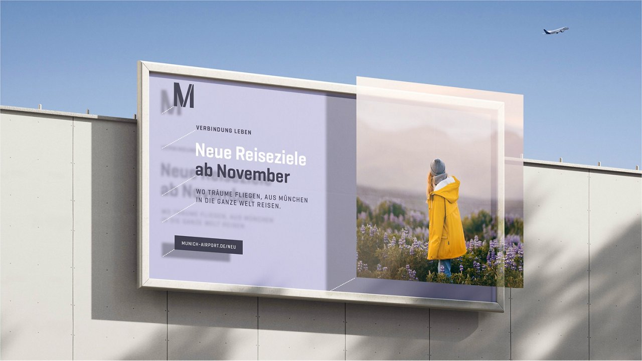 Ein Werbeplakat an einer hellen Wand zeigt die Ankündigung „Neue Reiseziele ab November“. Daneben ist eine Frau in gelbem Mantel auf einem Blumenfeld zu sehen. Ein Flugzeug fliegt am Himmel im Hintergrund.
