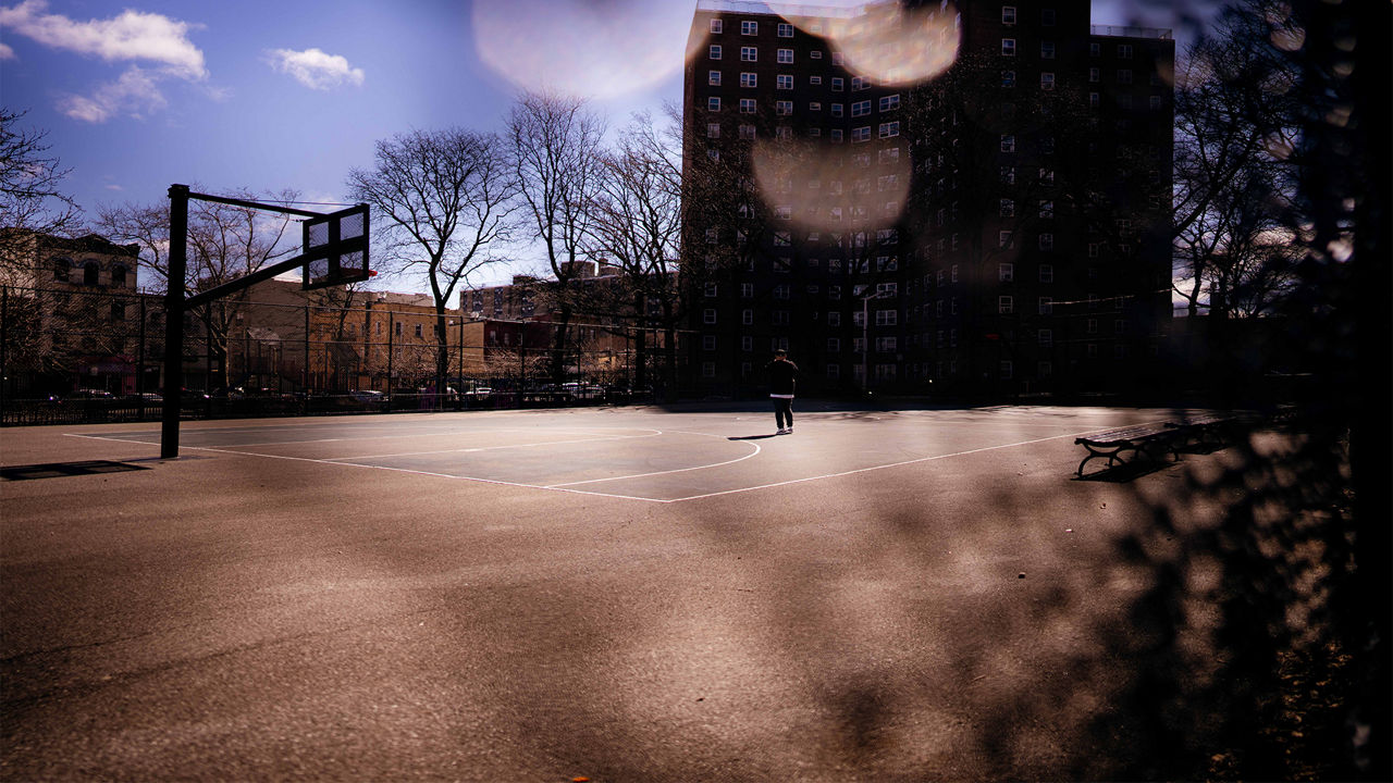Ein Mann auf einem Basketballplatz in der Stadt.
