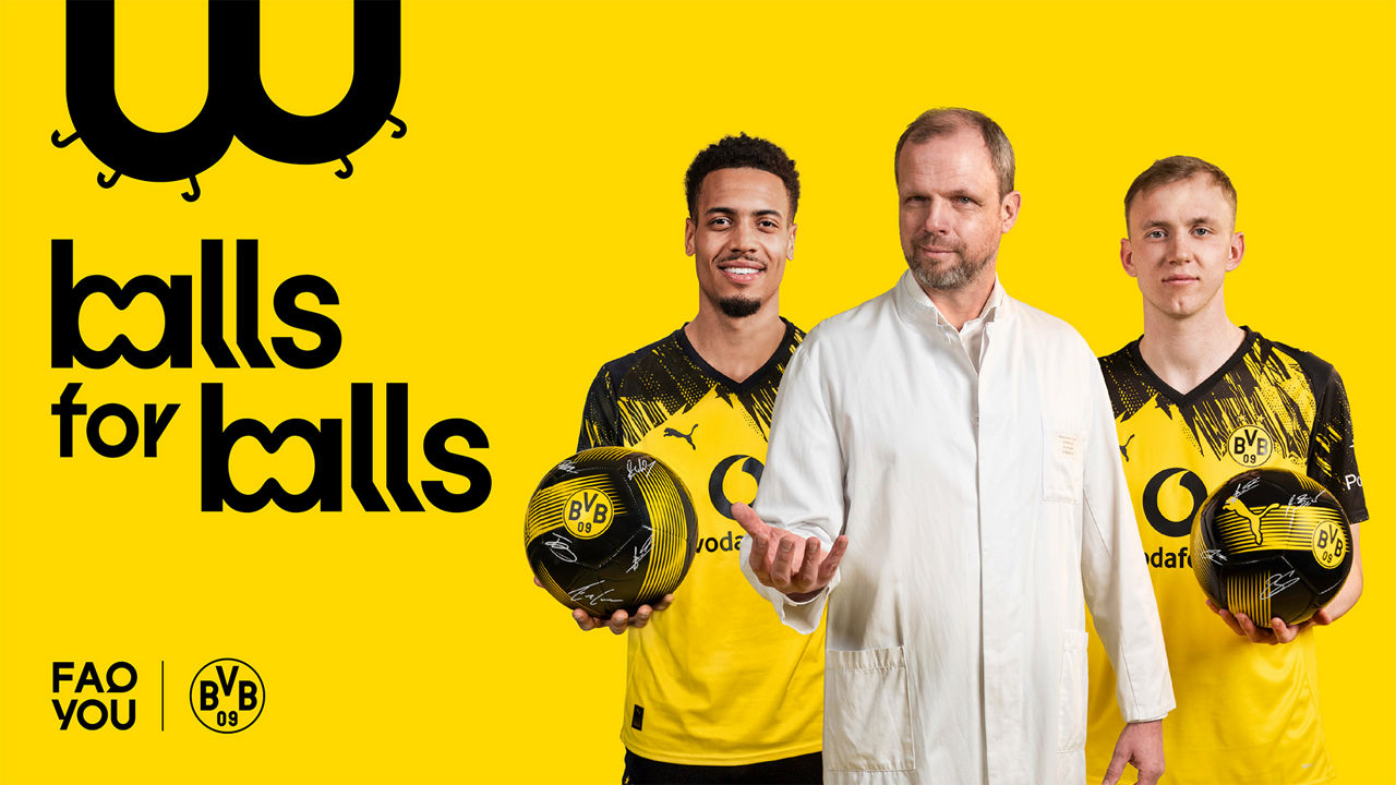 Campaign visual “balls for balls”: Two Borussia Dortmund players stand next to a doctor in a white coat against a yellow background, holding footballs to promote testicular cancer screening.