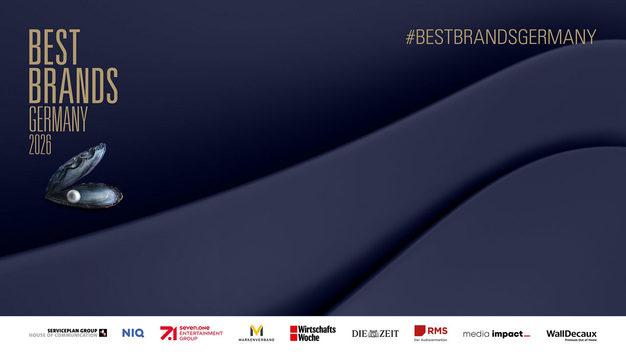Dunkelblaues Banner mit der Aufschrift „Best Brands Germany 2026“ und dem Hashtag #BESTBRANDSGERMANY. Links unten ist eine geöffnete Muschel mit einer glänzenden Perle zu sehen. Am unteren Rand stehen Logos der Veranstalter und Partner.