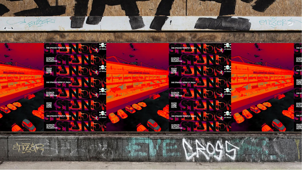 Plakatwand mit mehreren „STANDS“-Postern vor dem Millerntor-Stadion in grellen Rot- und Orangetönen. Aufschrift: „Die Straße trägt St. Pauli“, Datum: 02.08.25, 18:00 Uhr. Sichtbar sind QR-Codes, das St. Pauli-Logo und urbane Graffiti-Elemente.