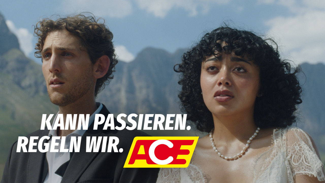 Zwei Personen in Hochzeitskleidung blicken besorgt in die Ferne. Im Bild steht der Slogan ‚Kann passieren. Regeln wir.‘ sowie das ACE-Logo.