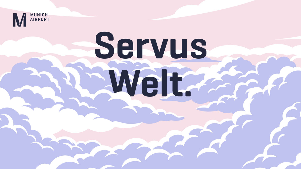 Lila Wolken vor rosa Himmel mit der Aufschrift "Servus Welt." und dem Logo des Münchner Flughafens.