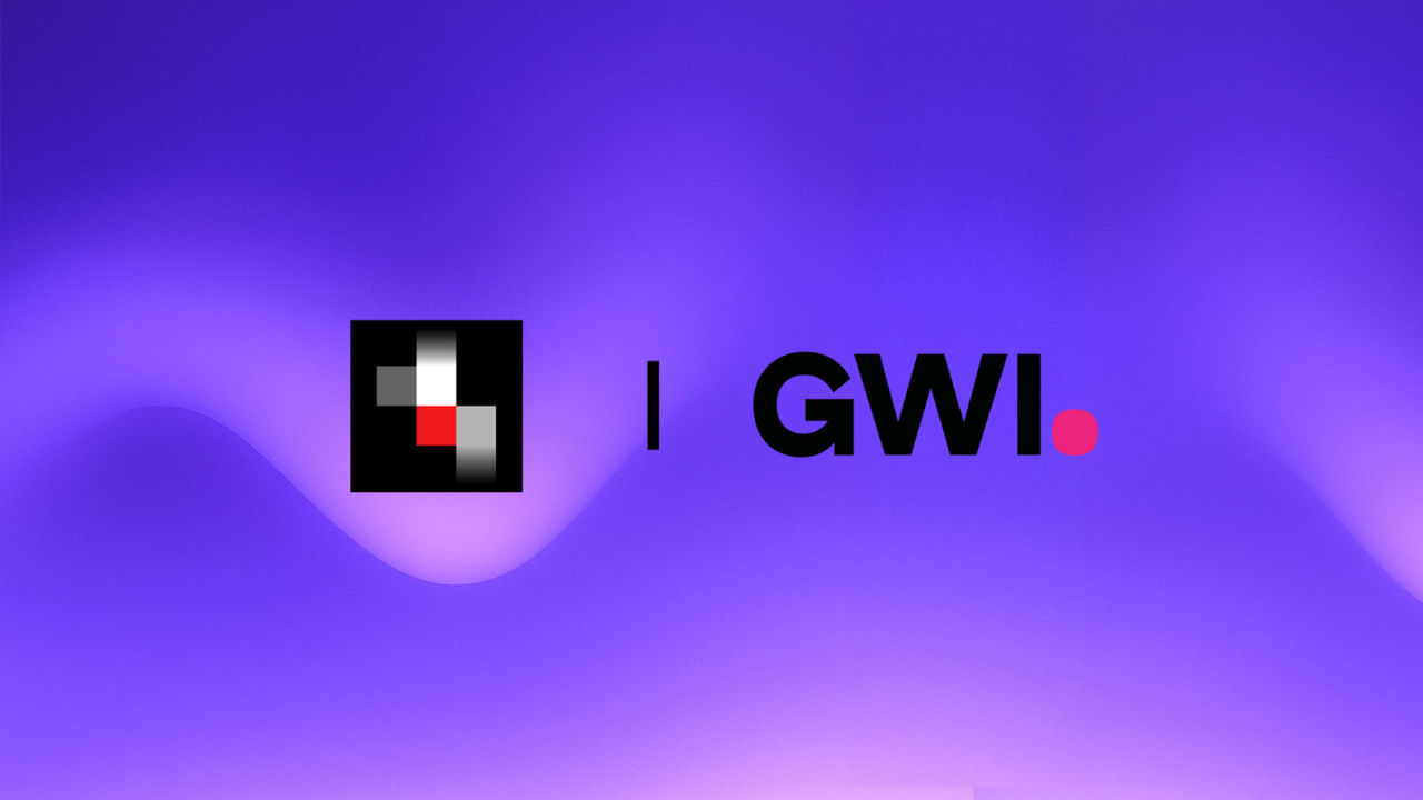 Zwei nebeneinander platzierte Logos auf lila Hintergrund: links (Serviceplan Group Logo) ein quadratisches, abstraktes Logo in Schwarz, Grau, Weiß und Rot, rechts (GWI Logo) das schwarze Wortzeichen „GWI“ mit pinkem Punkt dahinter.