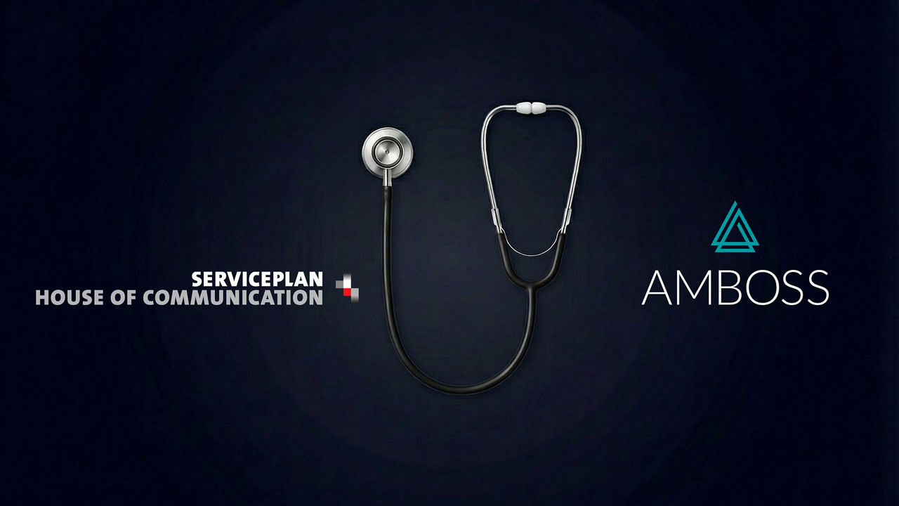 Stethoskop auf dunklem Hintergrund, daneben die Schriftzüge ‚Serviceplan House of Communication‘ und ‚AMBOSS‘.