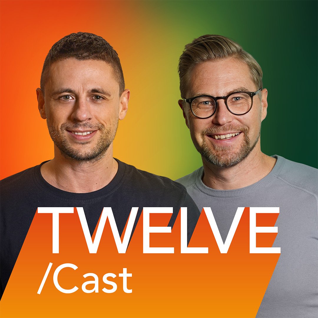 Zwei Männer stehen vor einem farbigen Hintergrund mit orange grünem Farbverlauf. Darüber liegt eine große grafische Überschrift „TWELVE Cast“.