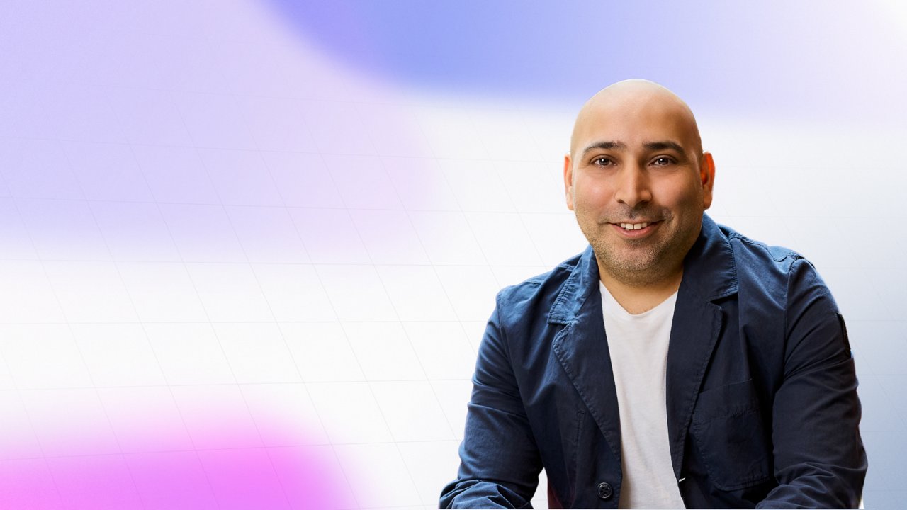 Portrait von Hadi Lotfi auf dem House of AI Hintergrund (Verlauf mit Farben)