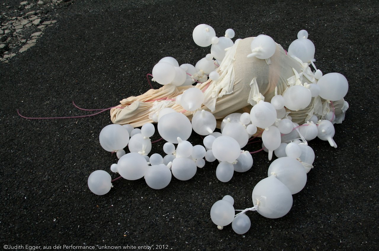 Featured work of art on the talk show "Artpros": Recording from the performance "unknown white entity" by Judith Egger, 2012