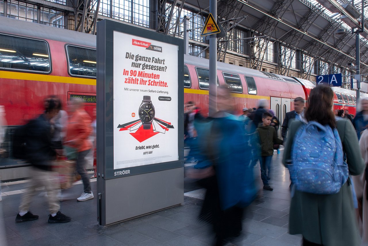 Werbeplakat am Bahnhof