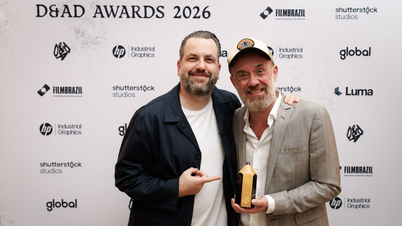 Till Diestel e Alex Schill ai D&AD Awards 2026 con la D&AD Pencil davanti al photo wall dell'evento.