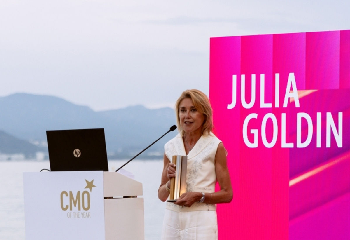 Gewinnerin Julia Goldin mit dem Preis des European CMOs of the year 2026