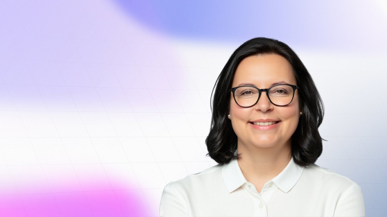 Portrait von Karin Immentroth auf dem House of AI Hintergrund (Verlauf mit Farben)