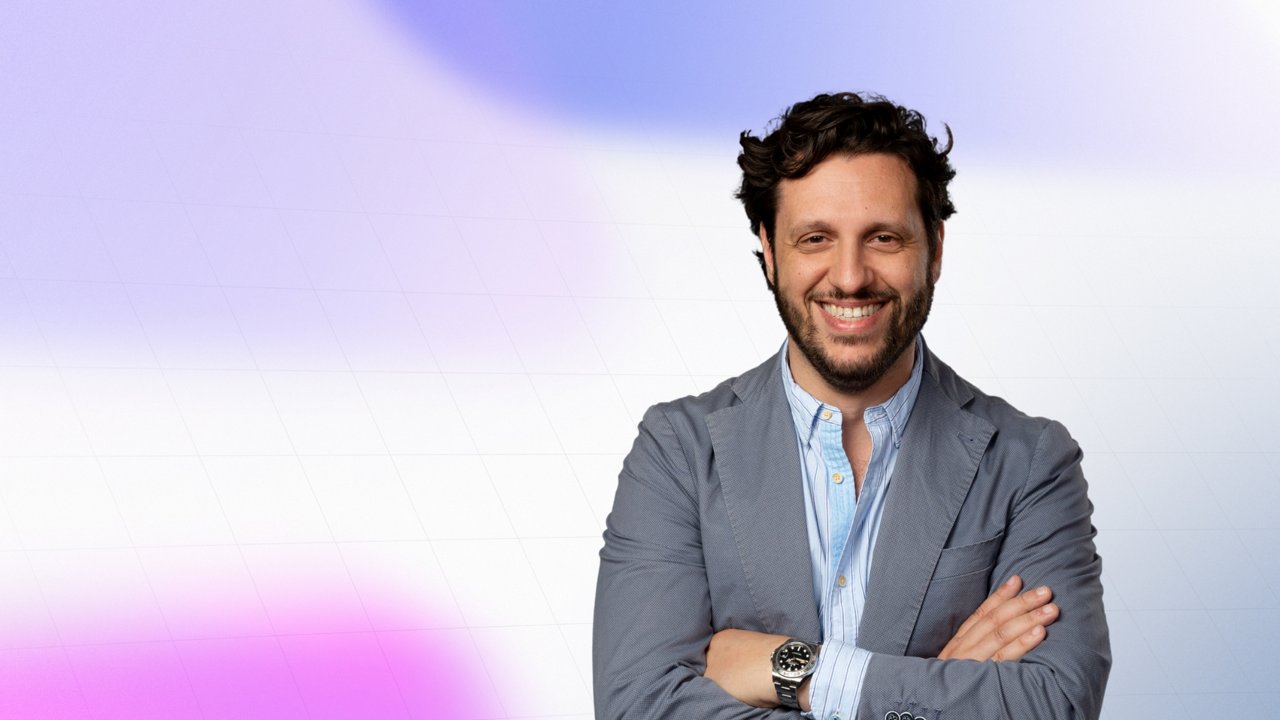 Portrait von Enzo Ricciulli auf dem House of AI Hintergrund (Verlauf mit Farben)