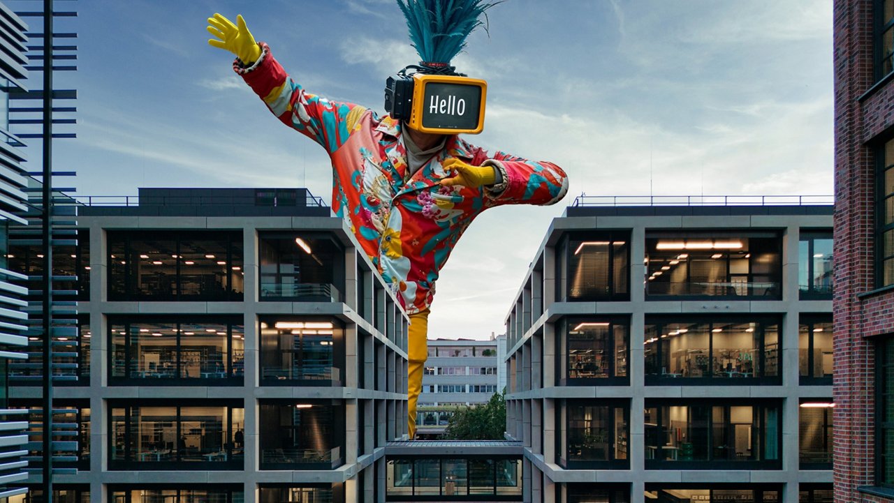 The MAKE mascot standing tall behind the HOC offices in Munich