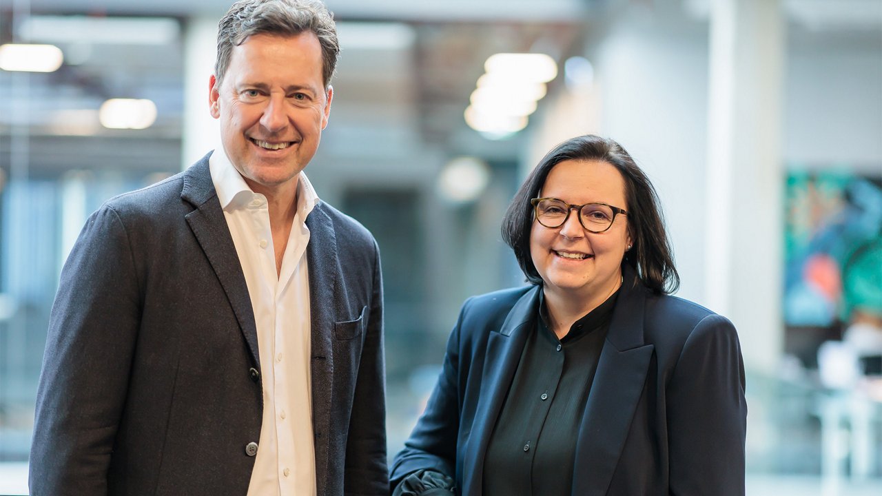 Matthias Brüll steht neben Karin Immenroth im House of Communication München