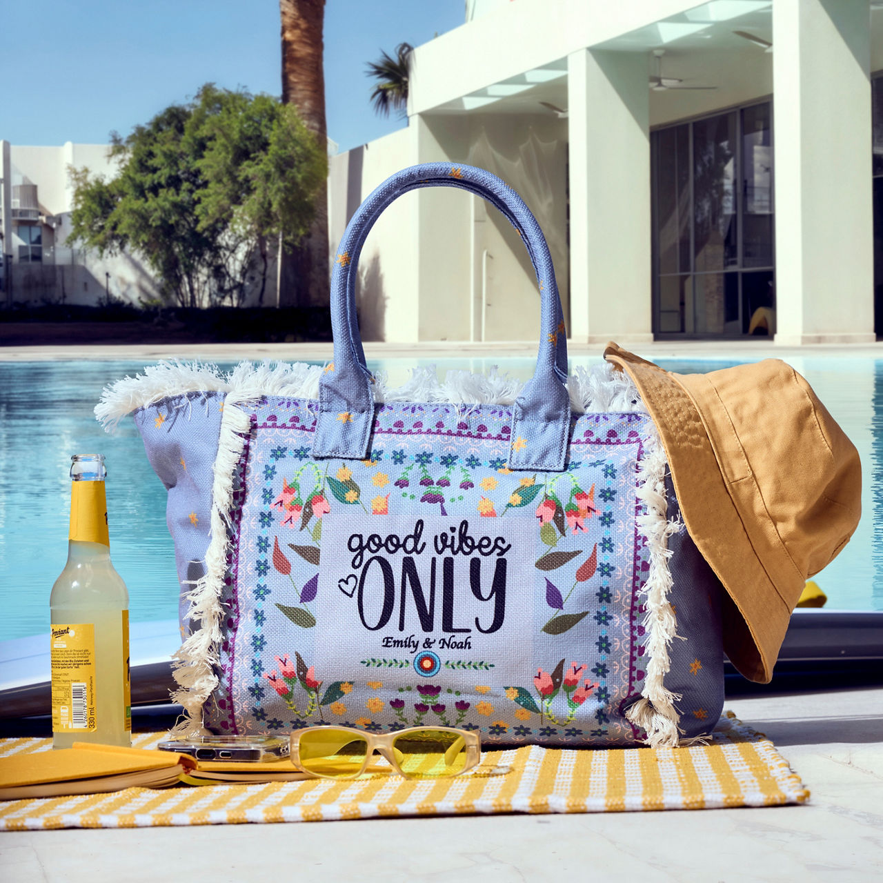 EMILY & NOAH Handbag at a swimming pool