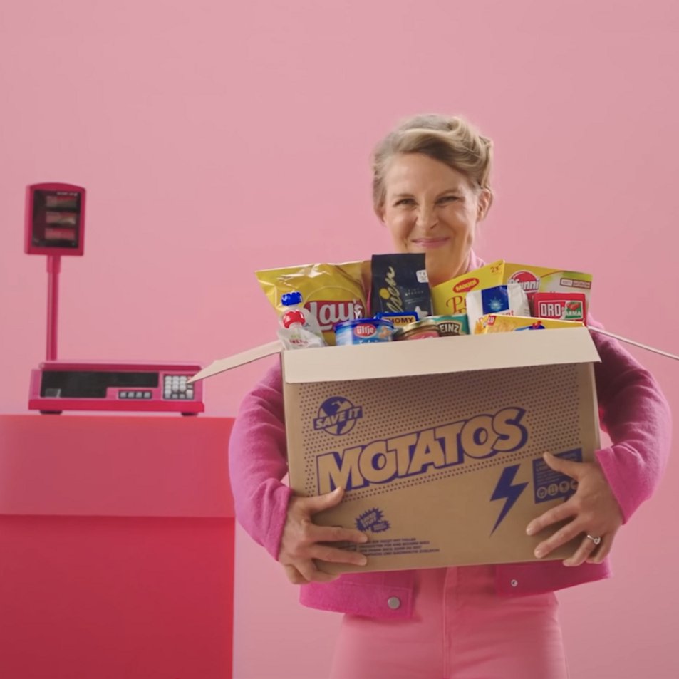 Frau mit einem Paket von Motatos voll mit Lebensmitteln