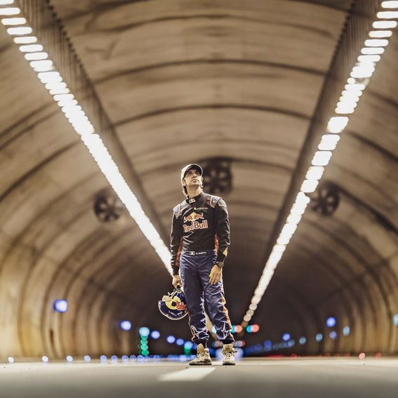 Red-Bull-Athlet Dario Costa steht im Catalca Tunnel nahe Istanbul