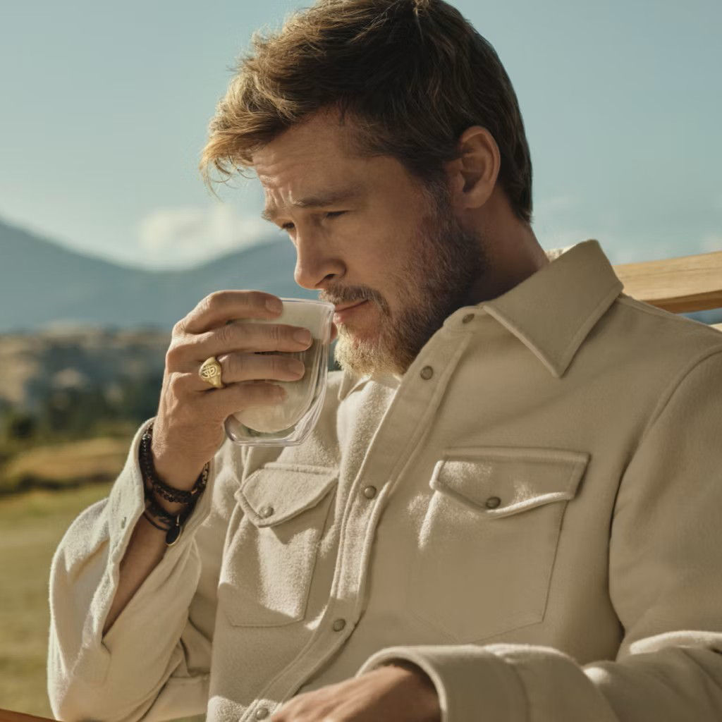 De'Longhi Ad auf dem Brad Pitt Kaffee macht
