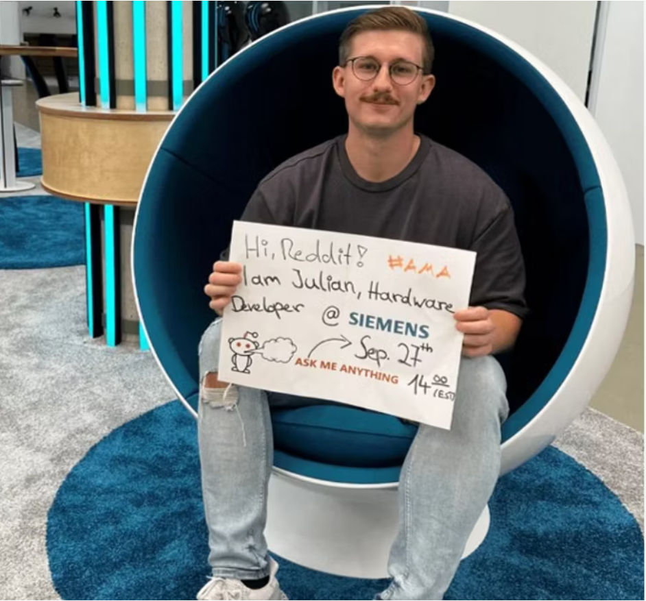 Frau und Mann halten Schilder – Keyvisual der Siemens-Reddit-Kampagne von Mediaplus für authentisches Employer Branding 