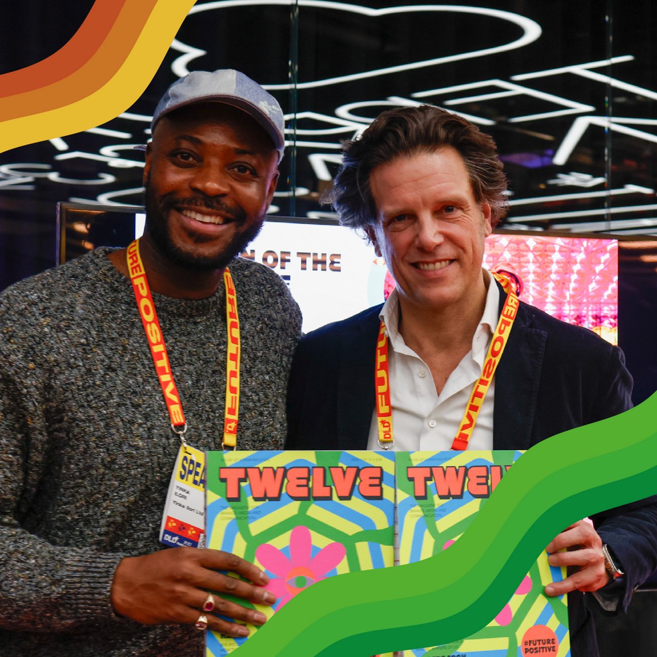 Florian Haller und Yinka Ilori halten die neue Ausgabe des Twelve Magazins in den Händen