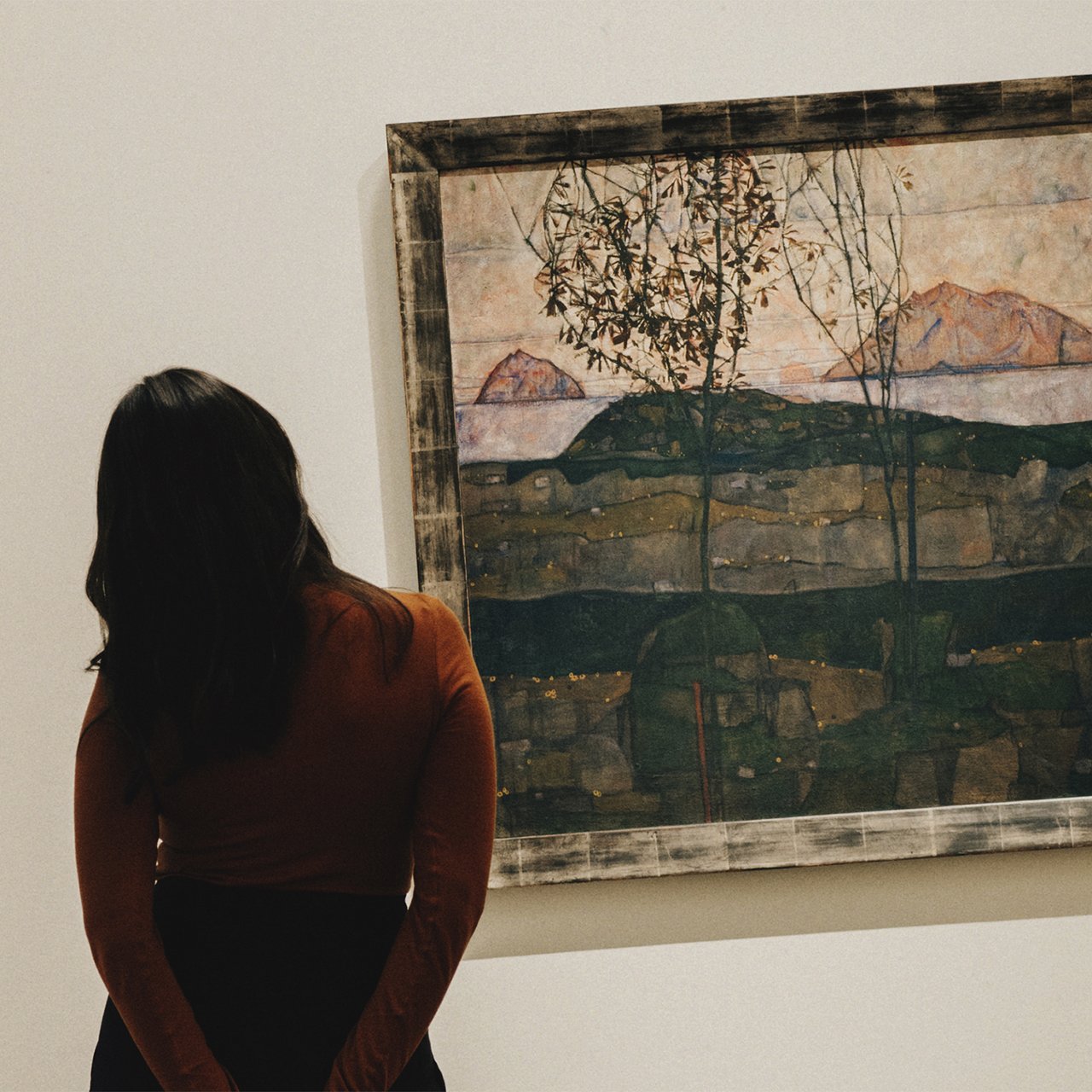 Young woman looks at a work of art of a landscape in the Leopold Museum | A few degrees more