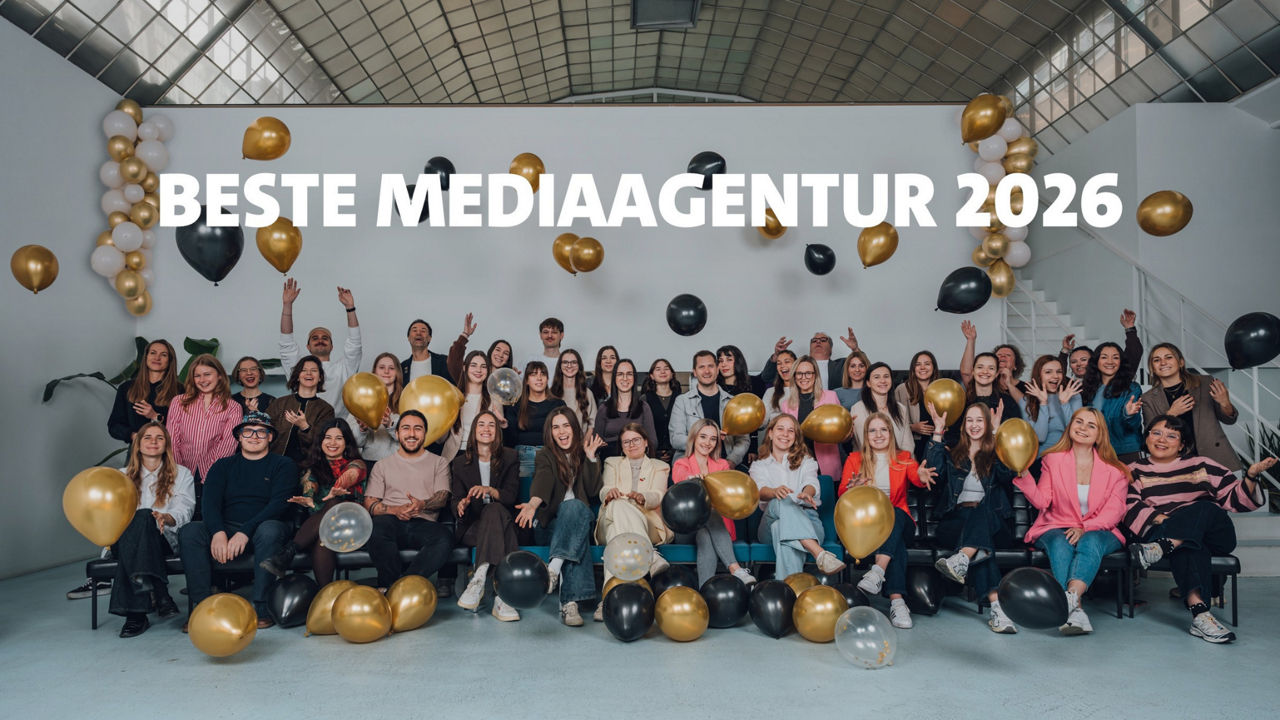 Mediaplus Austria Team beim Feiern des Titels "Beste Mediaagentur 2026"