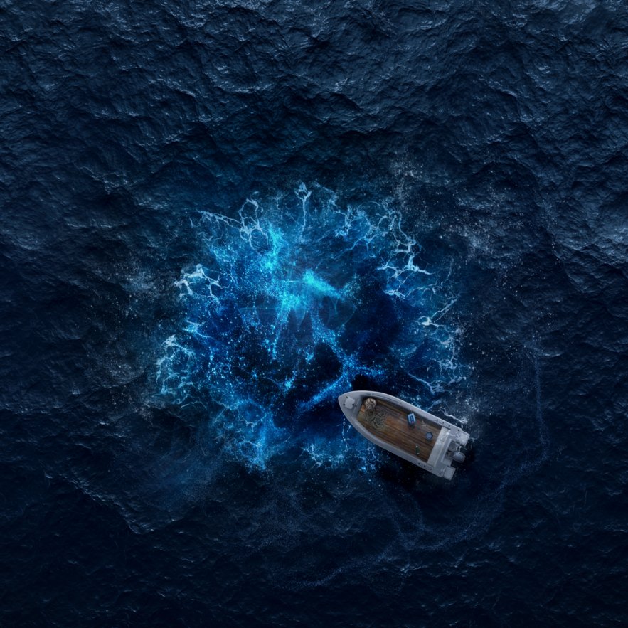 Ein kleines Boot das auf dem Wasser ist.